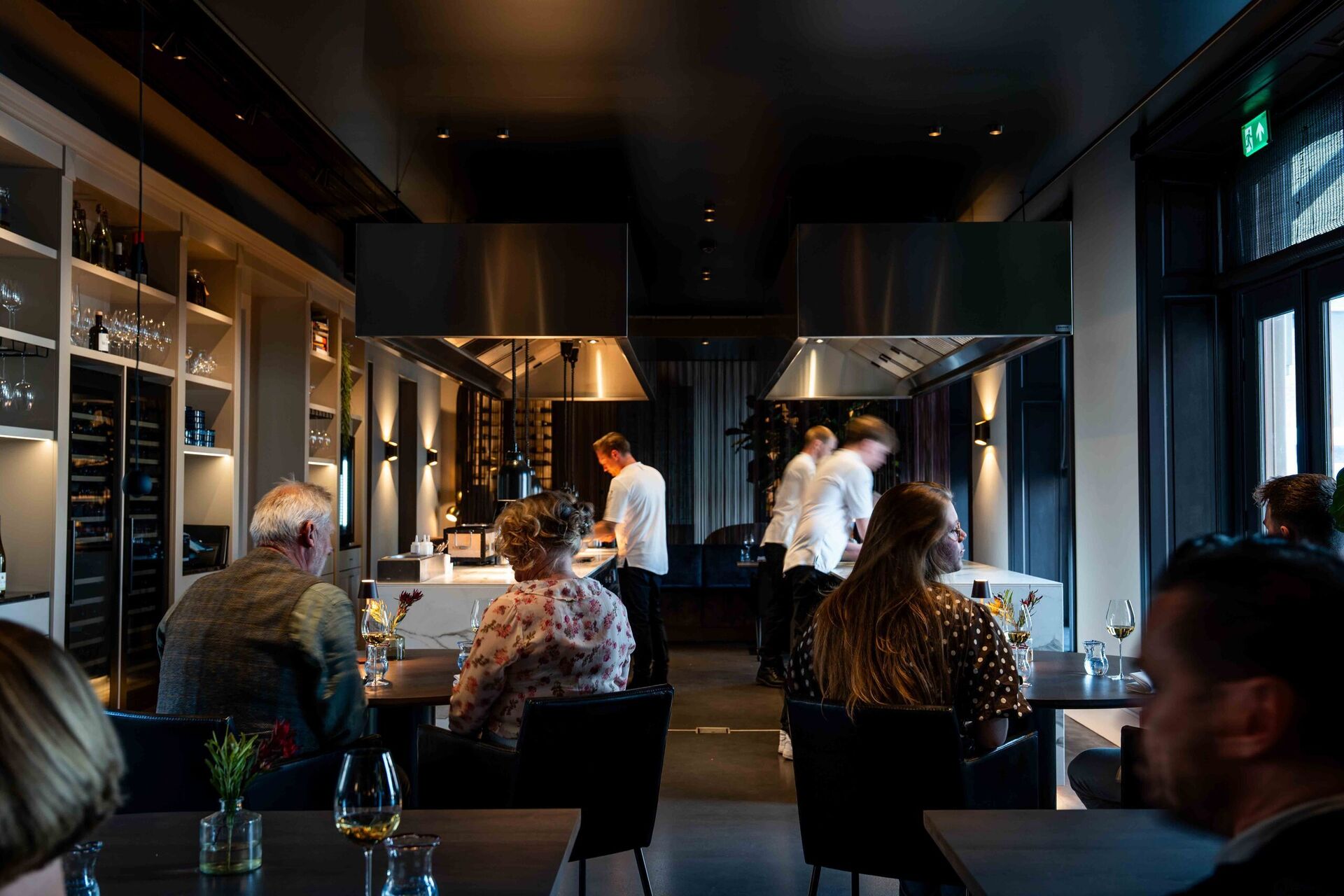 De open keuken van Ode met de tafels eromheen